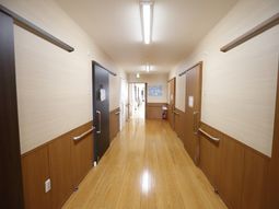 明るい廊下の木目調