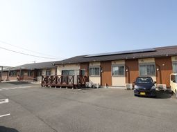 平屋建ての施設外観