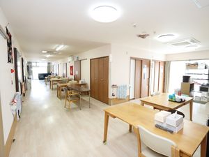 共用スペースの明るい通路