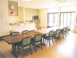 日差し入る広々ダイニング