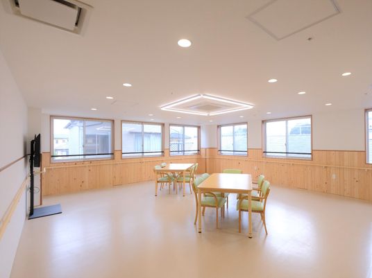 明るい広々とした多目的室