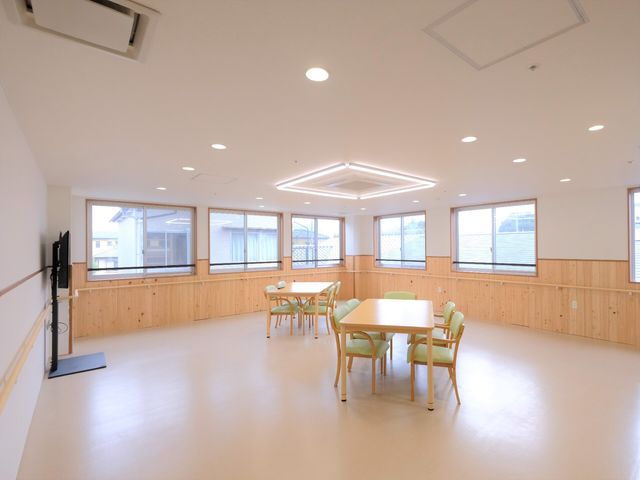 明るい広々とした多目的室 2～5F ラウンジ ゆったりした造りの多目的室です。テーブルを囲んで、様々な活動や交流が楽しめそうな空間となっております。