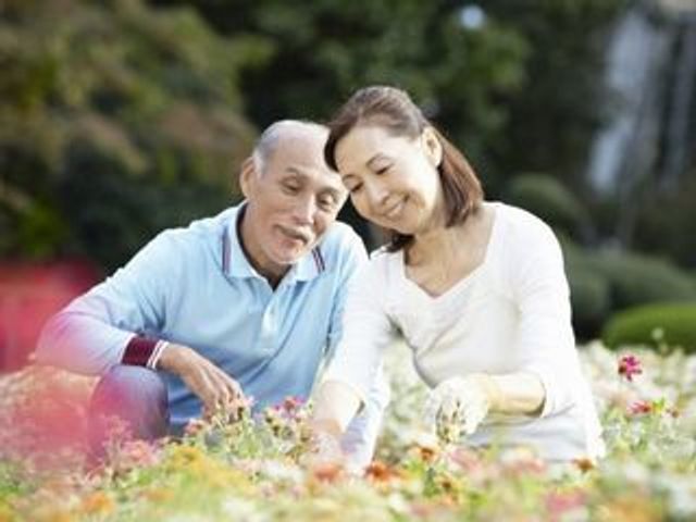 笑顔で園芸をする二人 ゆったりとした庭での園芸は、日々の活動に彩りを加え、心豊かな時間を提供します。職員もこのような環境でお手伝いできる光栄を感じています。
