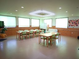 多目的スペースの明るい部屋