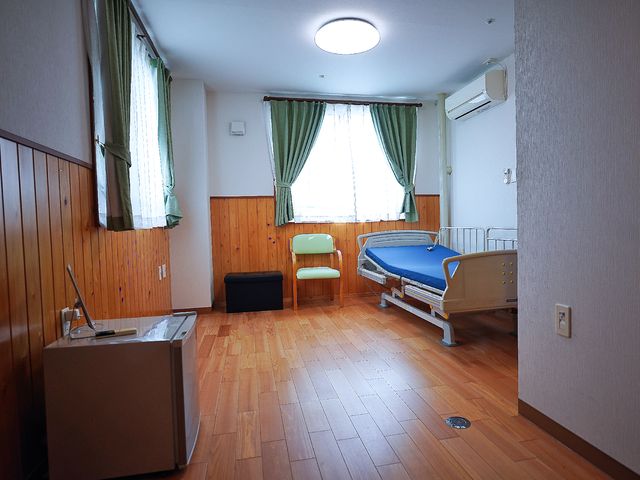 居心地の良い居室 居室 落ち着いた色合いの居室です。必要な家具が備え付けられ、快適な日々を過ごせる環境が整っています。