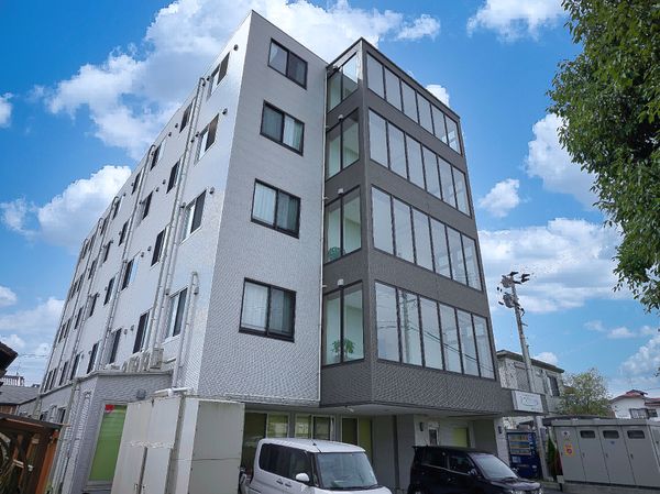 明るい日差しの施設外観