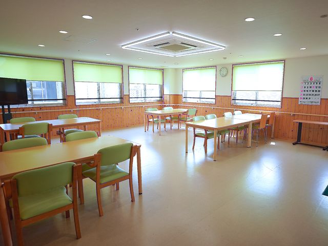 明るい食堂の様子 食堂 日々の食事を楽しむ食堂で、温かい日差しが降り注ぐ清潔感溢れる空間です。多彩なコミュニケーションが期待できる配置のテーブルが設えられています。