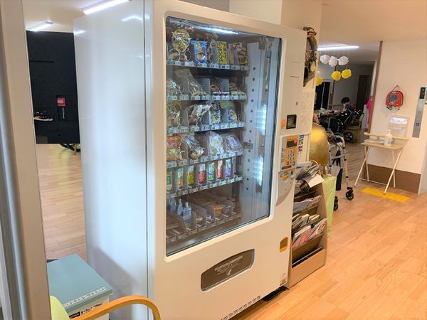 自動販売機と休憩スペース