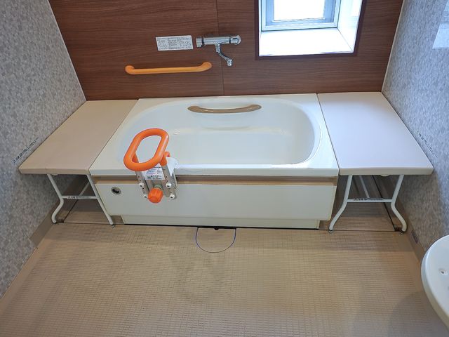 バリアフリー浴室設備 浴室 安全な手すり付きの清潔感ある浴室です。使いやすく配慮された高齢者向けの設備が整っております。