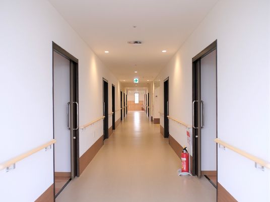 手すり付き清潔な廊下