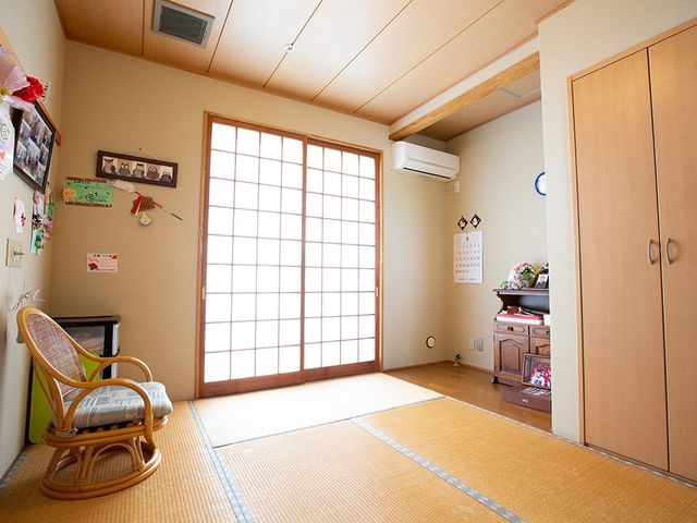 自然光の入る和室 和室 畳敷きで自然光が差し込む落ち着いた空間です。リラックスした雰囲気で過ごせます。