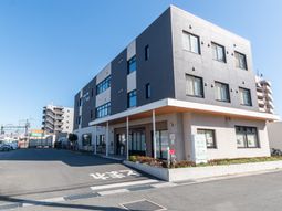 明るい建物外観
