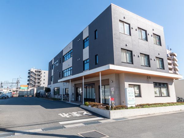 明るい建物外観