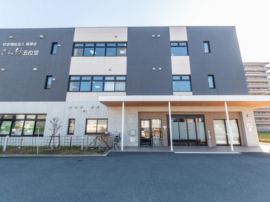 モダンな建物の外観