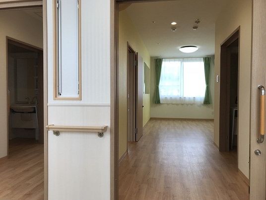 広々とした居室の通路