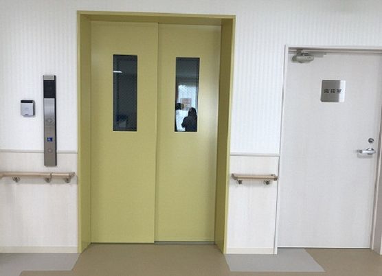 広々とした清潔な自動ドア