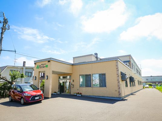 晴れた日の施設外観