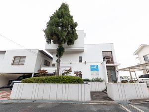 白い外観の建物