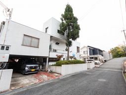 モダンな外観の建物