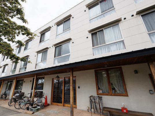 明るい外観の施設入口