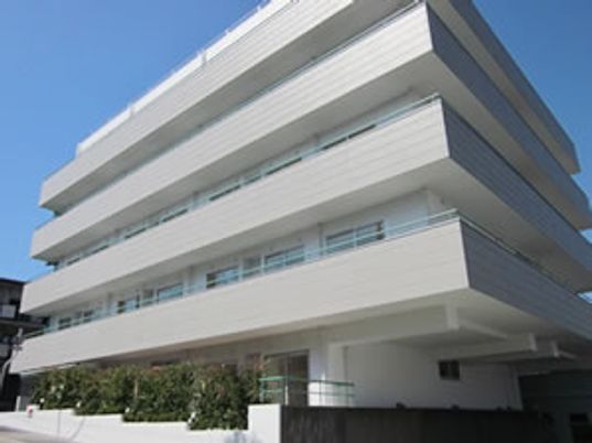 白い建物の外観