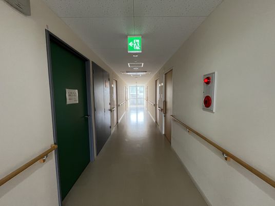 手すりのある明るい廊下