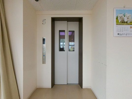 落ち着いた雰囲気のエレベーター
