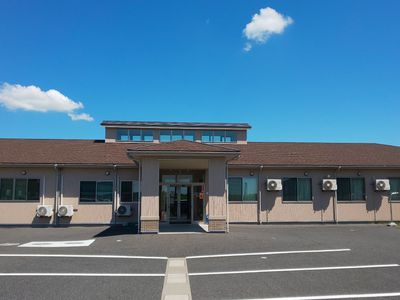 晴れた空と施設の外観