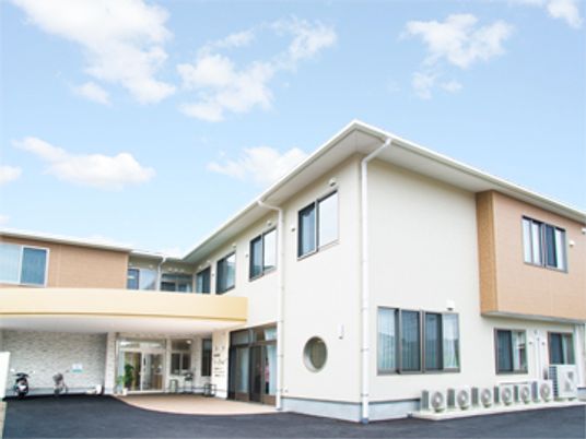 清潔感ある建物のエントランス