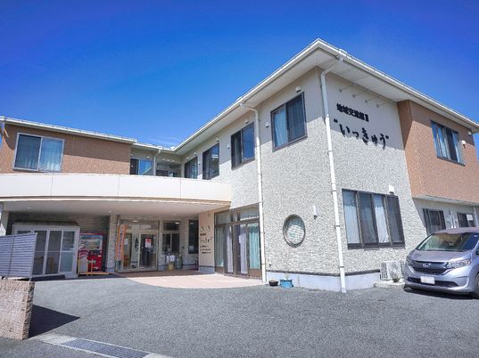 明るいエントランスの建物