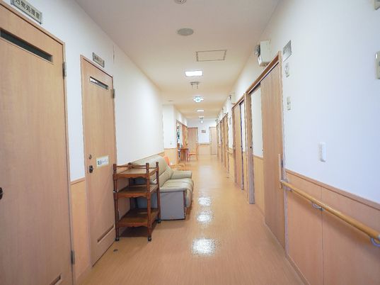 明るい廊下と部屋の扉