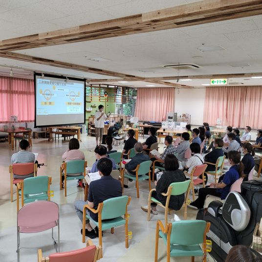 説明会が行われている多目的室