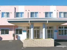 ピンクの建物のエントランス