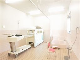 明るい浴室設備