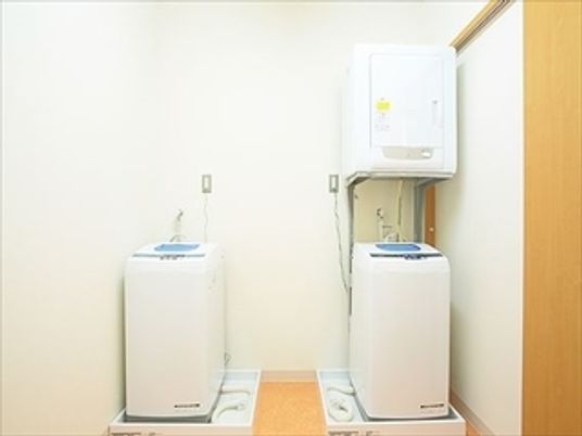 施設の写真 洗濯機と乾燥機が置いてある施設内のランドリースペースの様子
