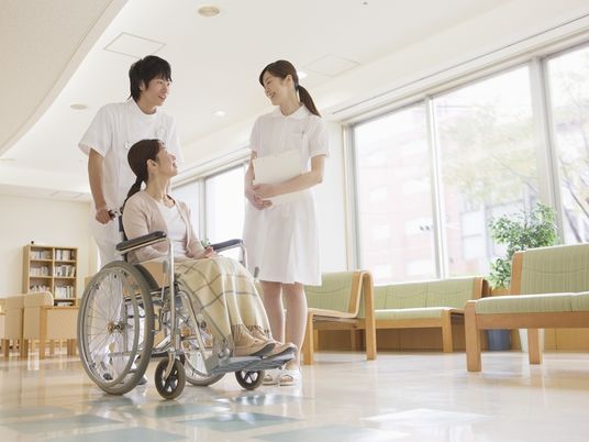 明るいラウンジで会話する人々