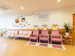 明るい待合ロビー