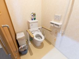 バリアフリー設計のトイレ