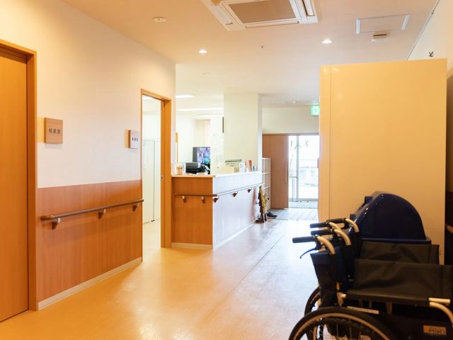 明るい廊下と受付のある空間  