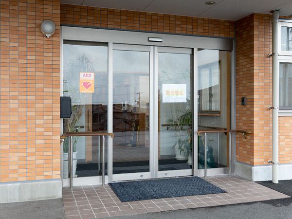 オレンジのタイルエントランス