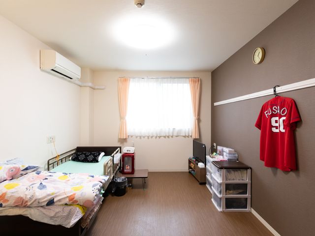 居室の落ち着いた空間 居室 広々とした落ち着いた環境の居室です。個人の趣味や必要品を置ける収納スペースが確保されており、居心地の良い空間をお作りいただけます。