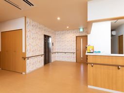 明るい壁紙の廊下