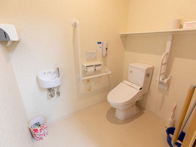 バリアフリートイレ設備 トイレ 安全手すり付きの清潔なトイレ環境です。すべての方が快適にお使いいただける配慮がされています。