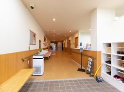 明るい廊下の一角