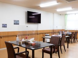 清潔なダイニングテーブル並ぶ部屋