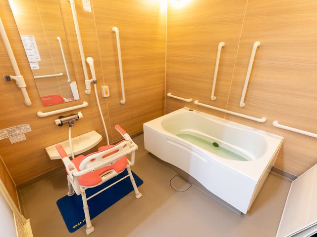 バリアフリーの浴室設備 浴室 安全手すり完備の浴室です。利用者様の快適な入浴をサポートし、心地よい環境を提供しています。