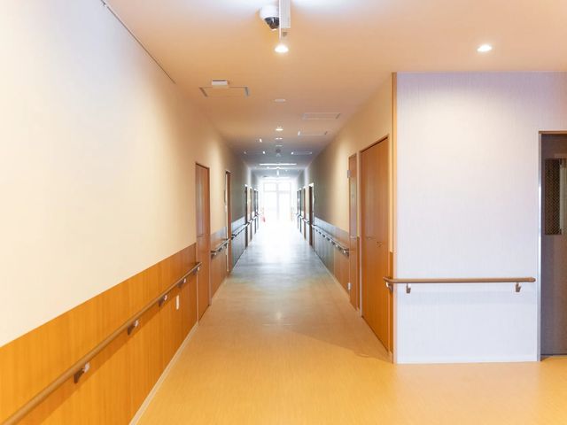 手すり付きの明るい廊下  