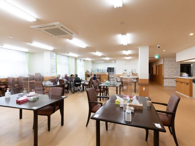 共有スペースの明瞭な様子 共有スペース ゆったりとした食堂では、利用者の皆さんが食事やコミュニケーションを楽しまれています。明るく開放的な設計が印象的です。
