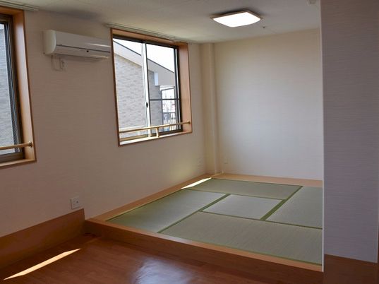 明るい和室の居室