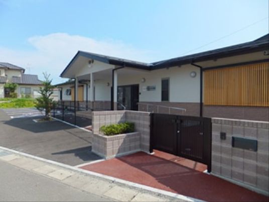 きれいな白い建物の外観